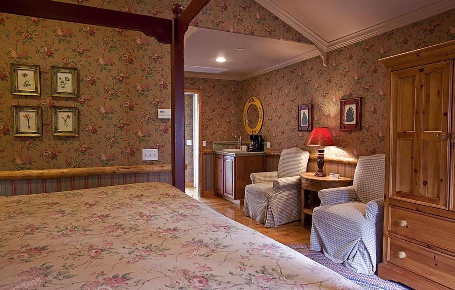 Circle Bar B Guest Ranch Hotel Capitan Room photo